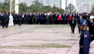 TBMM Başkanı Numan Kurtulmuş ve devlet erkanı Anıtkabir’i ziyaret etti