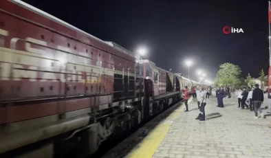 Turistik Tatvan Treni’nin ilk yolcuları Tatvan’a vardı