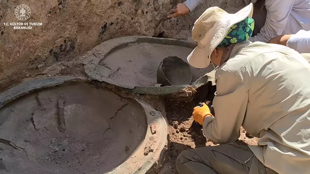 Urartu dönemine ait bronz kalkan ve miğferler Ayanis Kenti’nde bulundu