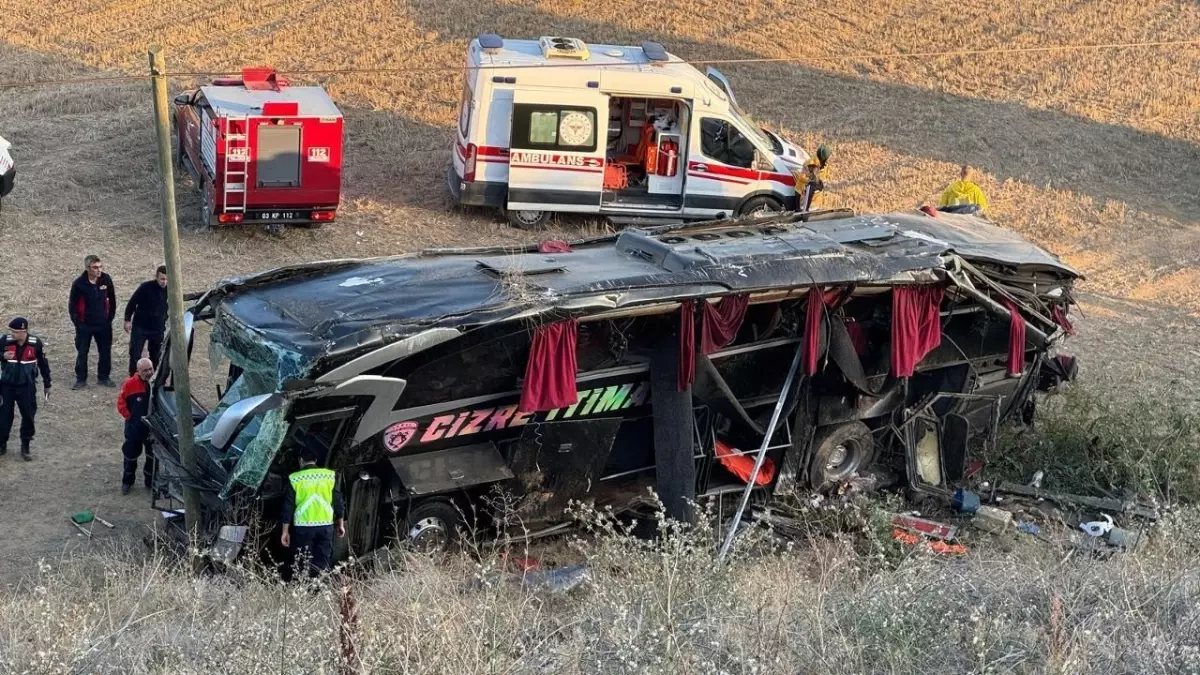 Afyonkarahisar’da yolcu otobüsü şarampole yuvarlandı: 21 yaralı