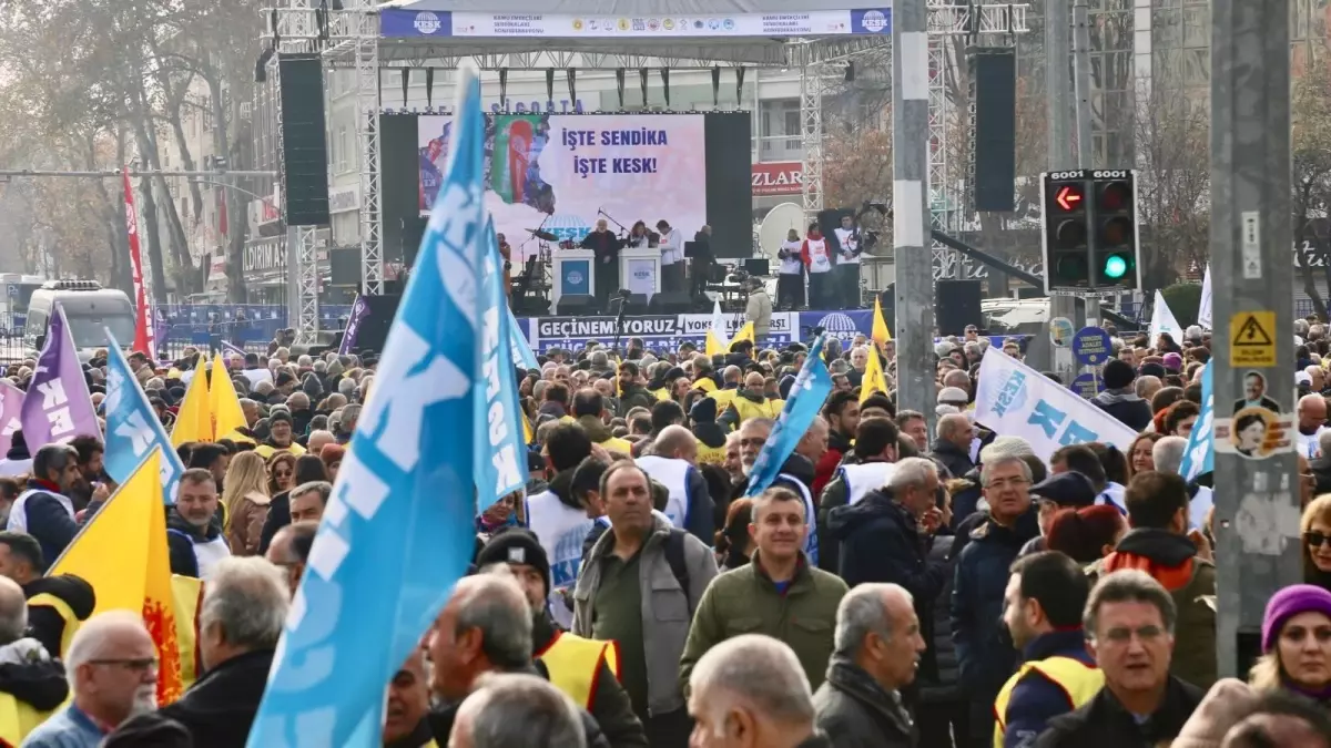 Kamu Çalışanları Ankara’da Geçim Koşullarını Protesto Etti